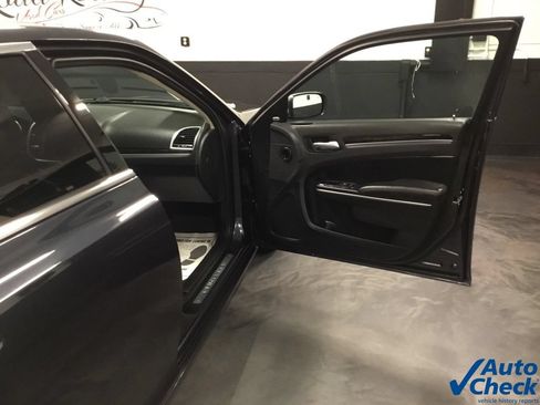 Used 2017 Chrysler 300 C AWD/4WD image 40