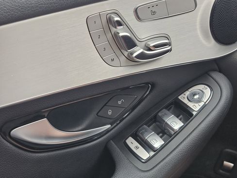 Used 2019 Mercedes-Benz GLC 300 4MATIC image 18