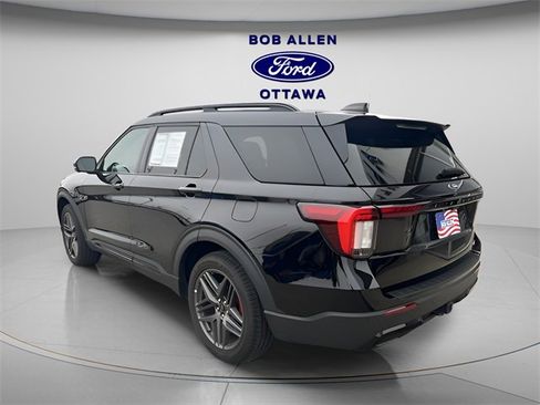 Used 2025 Ford Explorer ST-Line w/ ST-Line Street Pack image 3