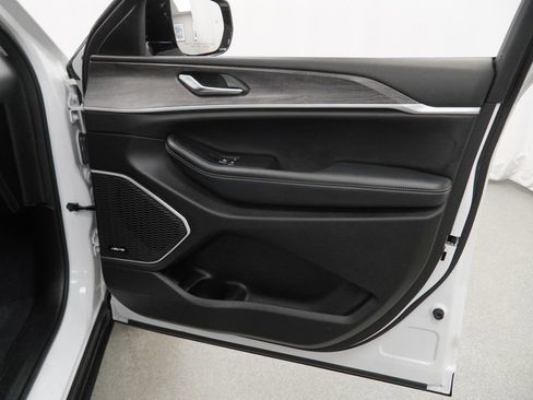 Used 2023 Jeep Grand Cherokee Limited w/ Black Appearance Package image 42