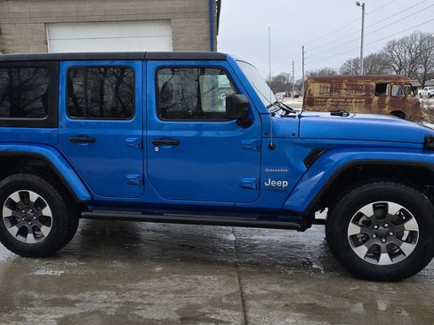 Used 2022 Jeep Wrangler Unlimited Sahara w/ Dual Top Group image 4