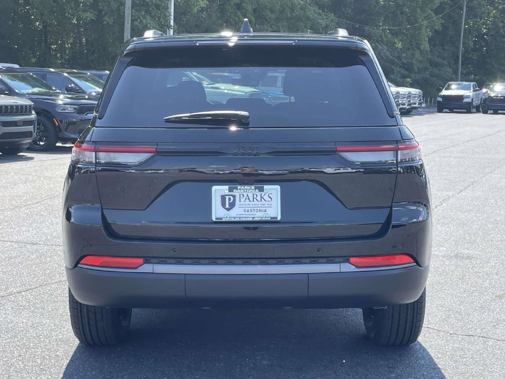 New 2027 Jeep Grand Cherokee Altitude RWD image 7