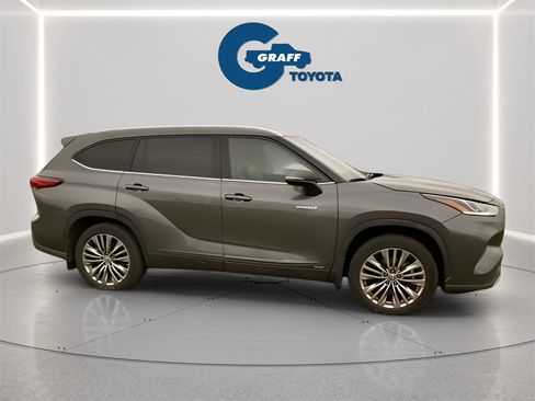 Used 2020 Toyota Highlander Platinum image 4