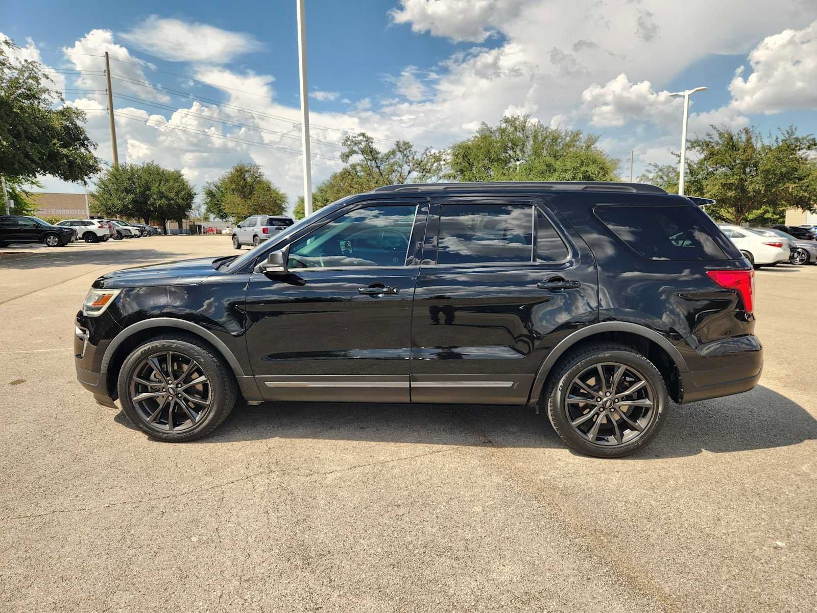 Used 2018 Ford Explorer XLT w/ Equipment Group 202A FWD image 4