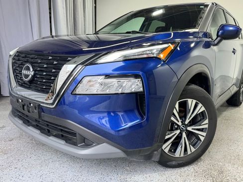 Used 2023 Nissan Rogue SV image 2