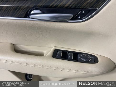 Used 2017 Cadillac XT5 FWD image 18