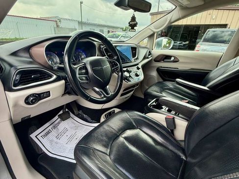 Used 2018 Chrysler Pacifica Touring-L w/ Advanced Safetytec Group FWD image 24
