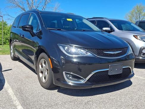 Used 2017 Chrysler Pacifica Touring-L Plus FWD image 1