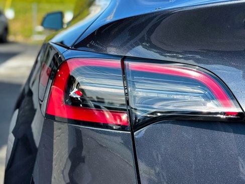 Used 2024 Tesla Model Y Long Range RWD image 31