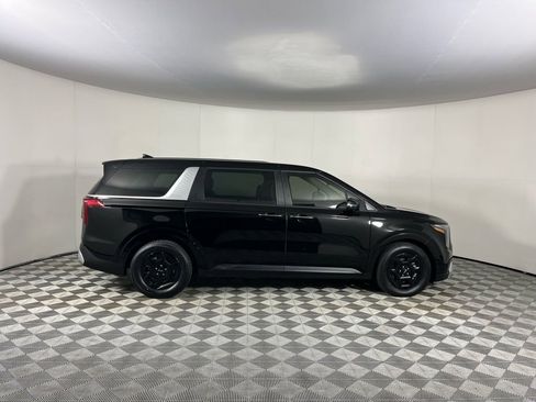 Used 2025 Kia Carnival image 4