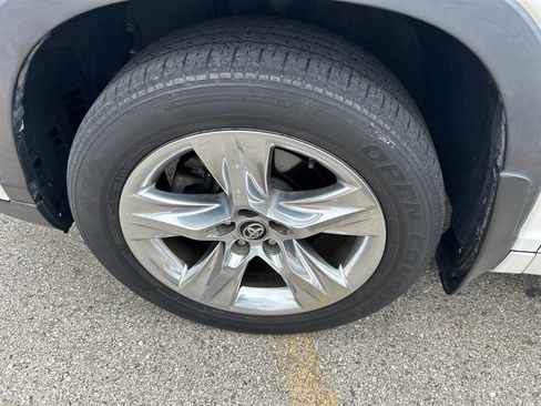 Used 2018 Toyota Highlander Limited AWD/4WD image 16