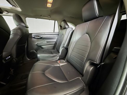 Certified 2023 Toyota Highlander XLE image 22