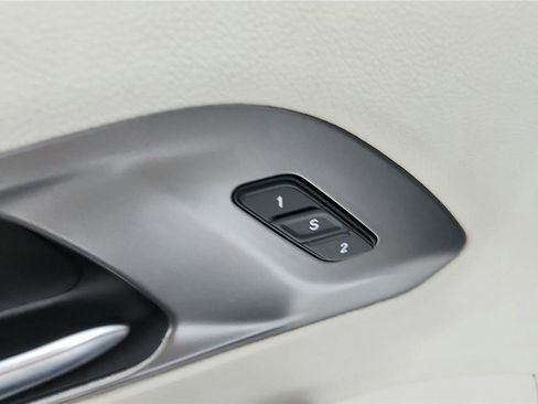 Used 2023 Chrysler Pacifica Touring-L FWD image 12