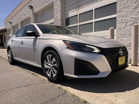 Used 2024 Nissan Altima 2.5 S FWD image 10