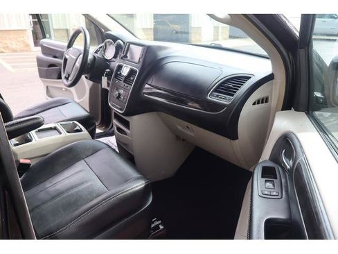 Used 2016 Chrysler Town & Country Touring w/ Driver Convenience Group FWD image 17