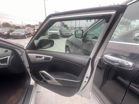 Used 2014 Hyundai Veloster FWD image 3