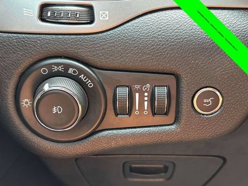 Used 2022 Jeep Cherokee Limited AWD/4WD image 12