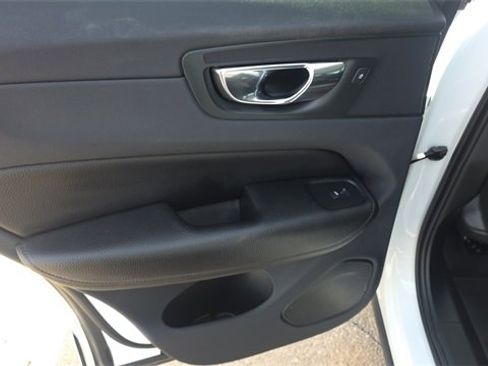 Used 2018 Volvo XC60 T6 Momentum w/ Advanced Package image 16