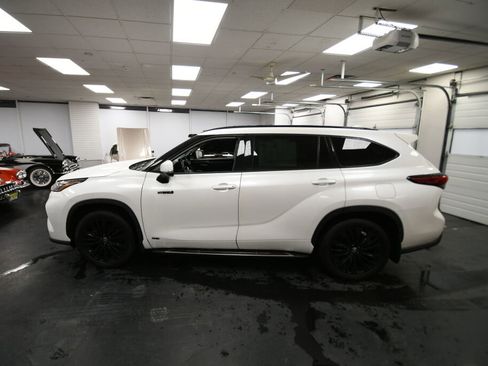Used 2021 Toyota Highlander Platinum image 4