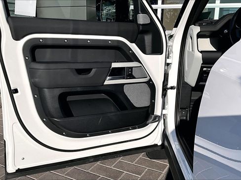 Used 2024 Land Rover Defender 130 S image 23