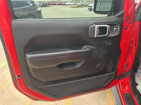 Used 2020 Jeep Gladiator Rubicon w/ Cold Weather Group image 18