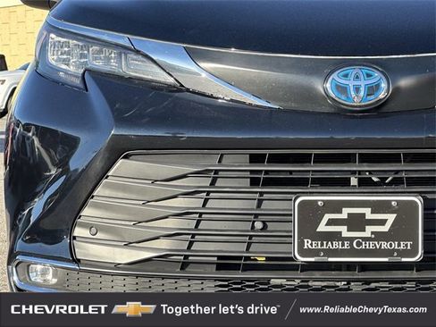 Used 2023 Toyota Sienna XLE image 9