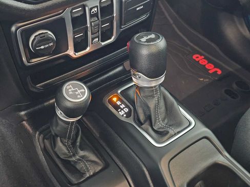 Used 2024 Jeep Wrangler Unlimited Sport AWD/4WD image 31