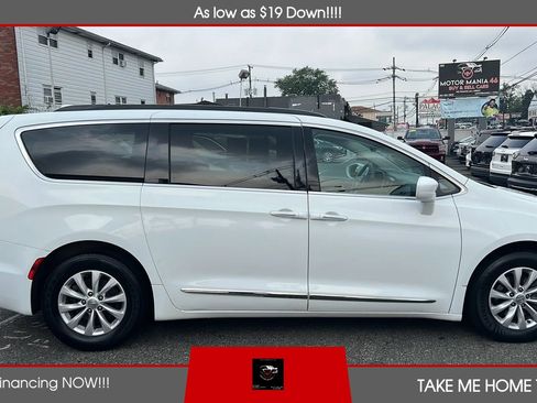 Used 2017 Chrysler Pacifica Touring-L FWD image 6