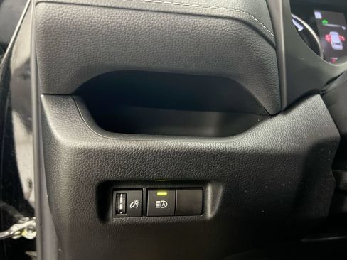 Used 2021 Toyota RAV4 LE AWD/4WD image 18