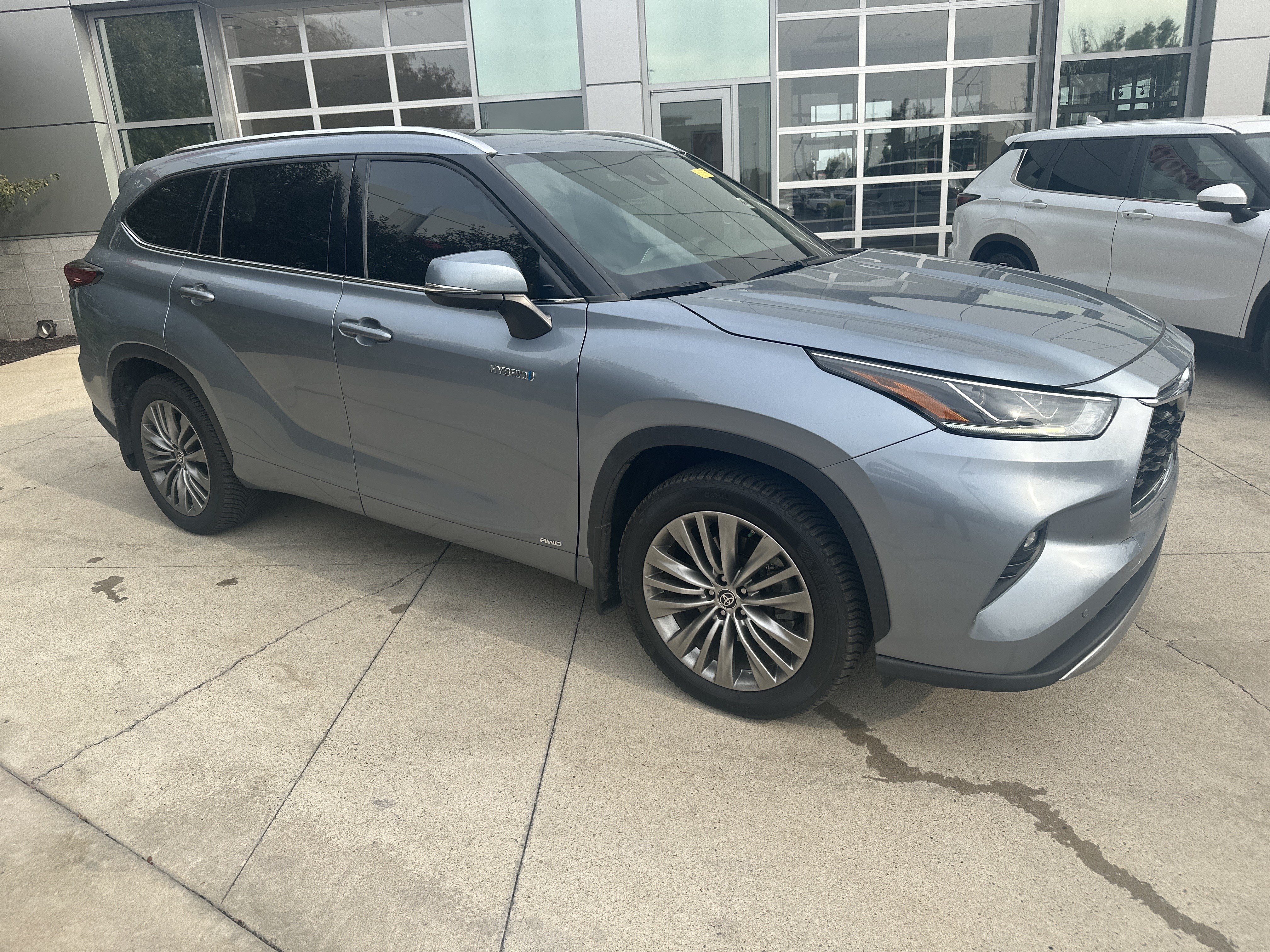Used 2021 Toyota Highlander Platinum AWD/4WD image 2