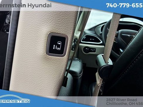 Used 2023 Chrysler Pacifica Touring-L image 26