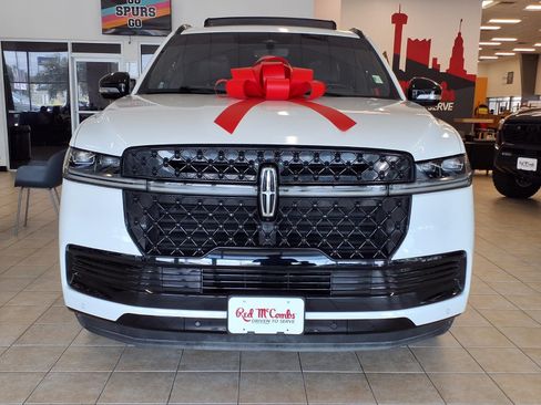 Used 2025 Lincoln Navigator Reserve w/ Jet Appearance Package AWD/4WD image 2