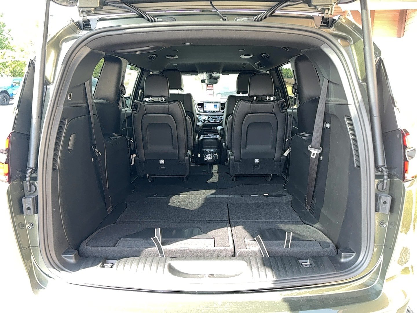 New 2027 Chrysler Pacifica Select AWD/4WD image 18