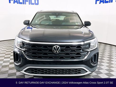 Used 2024 Volkswagen Atlas Cross Sport SE image 2