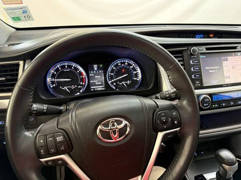 Used 2014 Toyota Highlander Limited w/ Driver Technology Package image 13
