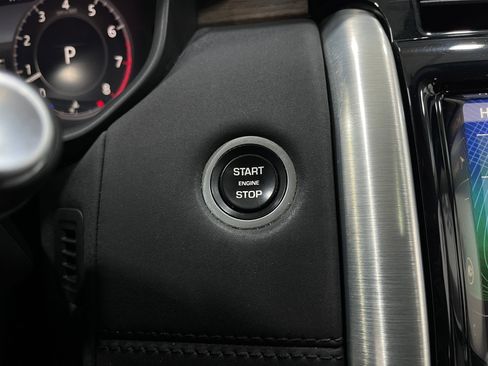 Used 2018 Land Rover Discovery HSE AWD/4WD image 19