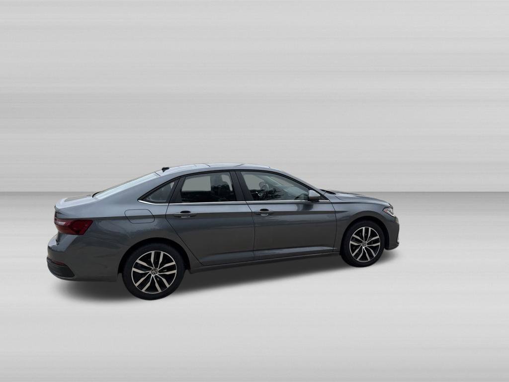 Used 2025 Volkswagen Jetta SE FWD image 4