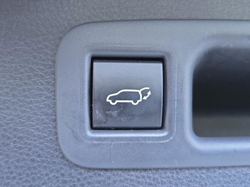 Certified 2023 Toyota Highlander XLE image 28