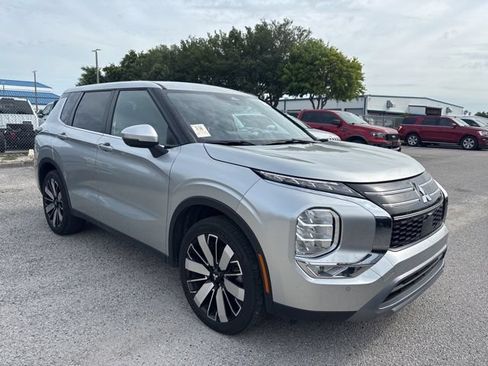 Used 2025 Mitsubishi Outlander SE FWD image 3