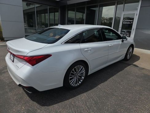 Used 2019 Toyota Avalon Limited w/ Advanced Safety Package FWD image 3