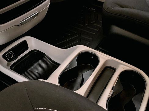 Used 2020 Chrysler Voyager L image 16