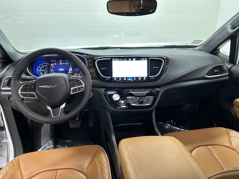 Used 2023 Chrysler Pacifica Pinnacle image 30