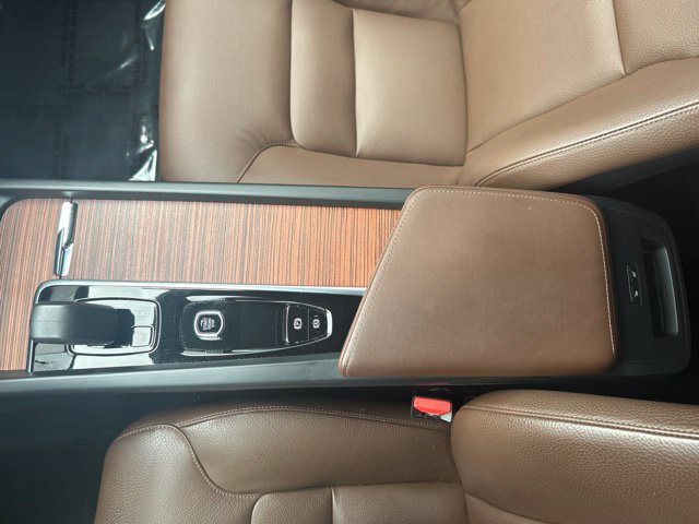 Certified 2025 Volvo XC60 B5 Plus w/ Climate Package AWD/4WD image 28