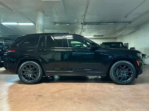 New 2025 Jeep Grand Cherokee Summit image 6
