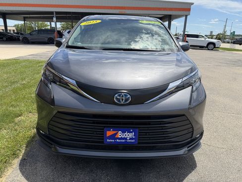 Used 2025 Toyota Sienna XLE w/ XLE Plus Package AWD/4WD image 8
