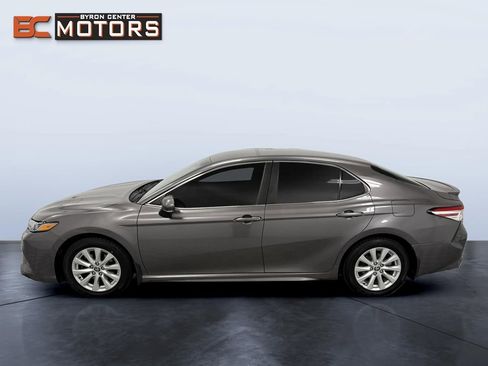 Used 2020 Toyota Camry SE image 3