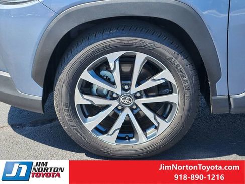 Used 2025 Toyota Corolla Cross XLE image 13