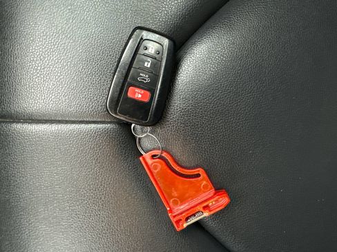Used 2021 Toyota Highlander XLE FWD image 58
