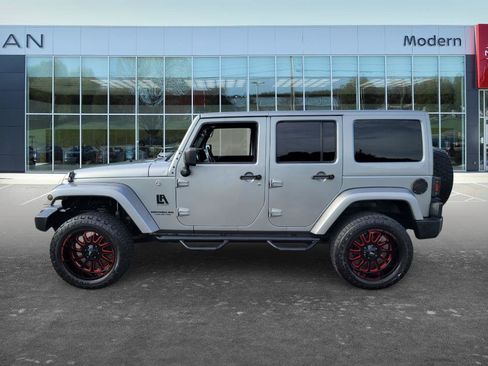 Used 2016 Jeep Wrangler Unlimited Sahara w/ Connectivity Group AWD/4WD image 8