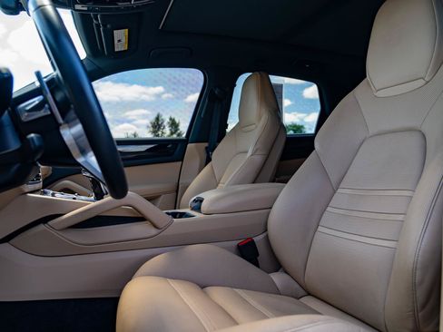 Used 2019 Porsche Cayenne E-Hybrid AWD/4WD image 16